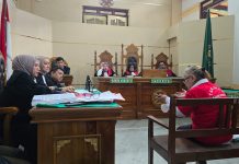 Sidang Dugaan Dosen Bunuh Suami, Terdakwa Ngotot Rusman Situngkir Korban Lakalantas FOTO: Terdakwa Dr. Tiromsi br Sitanggang saat sidang di Ruang Cakra 4 Pengadilan Negeri (PN) Medan pada Senin (18/5/2025) siang.