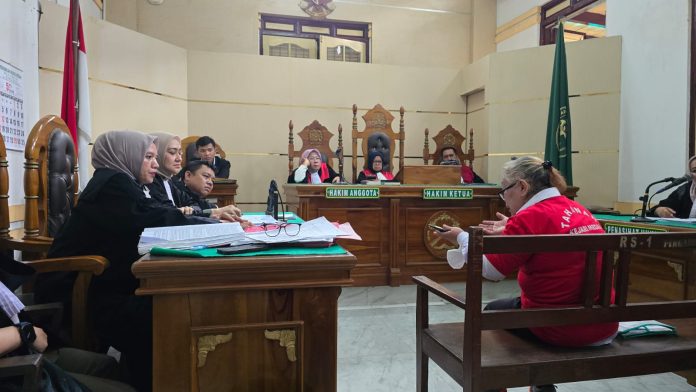 IMG-20250519-WA0255 FOTO: Terdakwa Dr. Tiromsi br Sitanggang saat sidang di Ruang Cakra 4 Pengadilan Negeri (PN) Medan pada Senin (18/5/2025) siang.