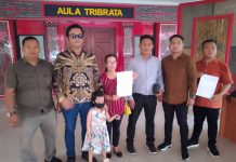 Polres Taput Dianggap Lambat Tangani, Ibu Korban Pencabulan Anak Dibawah Umur Melapor ke Polda Sumut FOTO: Keluarga korban pelecahan saat mendatangi Mapolda Sumut.