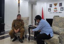 Bertemu Wali Kota Makassar, Ketua KT: Kami Diskusi Soal THM dan Perda Anti LGBT FOTO: Wali Kota Munafri Arifuddin saat berdiskusi dengan Ketua Karang Taruna Makassar, Muhammad Zulkifli soal THM dan Perda LGBT. (Istimewa)