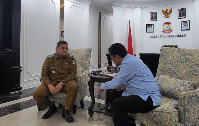 IMG-20250519-WA0317 FOTO: Wali Kota Munafri Arifuddin saat berdiskusi dengan Ketua Karang Taruna Makassar, Muhammad Zulkifli soal THM dan Perda LGBT. (Istimewa)