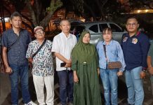 Jurnalis Yang Tergabung Dalam 300 Media Pemprov Sumut Beri Penghormatan Terakhir Kepada Sang Istri & Anak Lelaki Alm. Selamat Purba FOTO: Para Jurnalis dan Wartawan yang tergabung di dalam 300 Media Pemprov Sumut melakukan Kunjungan Takjiah malam ketiga atas kepergian rekan sejawat dan Karib Alm. Selamat Purba