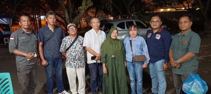 IMG-20250520-WA0117 FOTO: Para Jurnalis dan Wartawan yang tergabung di dalam 300 Media Pemprov Sumut melakukan Kunjungan Takjiah malam ketiga atas kepergian rekan sejawat dan Karib Alm. Selamat Purba