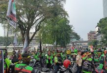 Ojol Sumut Dukung Pemerintah Penerbitan Perpu Tentang Ojol FOTO: Aksi Damai: Massa Gabungan Ojol sumut saat menggelar aksi damai menuntut potongan tarif aplikasi di Medan. (Tim)