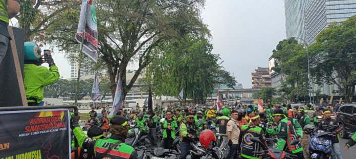 IMG-20250520-WA0359 FOTO: Aksi Damai: Massa Gabungan Ojol sumut saat menggelar aksi damai menuntut potongan tarif aplikasi di Medan. (Tim)
