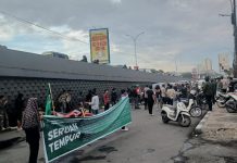 Geruduk Kantor Kejaksaan, LKBHMI Desak Kajati Sulsel Periksa Kajari Bantaeng FOTO: LKBHMI Cabang Makassar melakukan unjuk rasa (demontrasi) di hadapan kantor Kejaksaan Tinggi (Kejati) Sulawesi Selatan, Jalan Urip Sumoharjo, Selasa (20/5/2024).