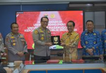 Unhas dan Polri Kolaborasi Dorong Pembentukan Pusat Kajian Kepolisian FOTO: Kiri Kepala Bagian Jakdiklat Biro Pengkajian dan Strategi (Rojianstra) Staf Sumber Daya Manusia (SSDM) Polri, Kombes Pol. Defrian Donimando, S.I.K., M.H. Usai pelaksanaan MoU dengan Rektor Unhas Prof. Dr. Ir. Jamaluddin Jompa, M.Sc., di Ruang Rapat Rektor, Lantai 8 Gedung Rektorat, Kampus Unhas Tamalanrea, Makassar, Selasa (20/05).