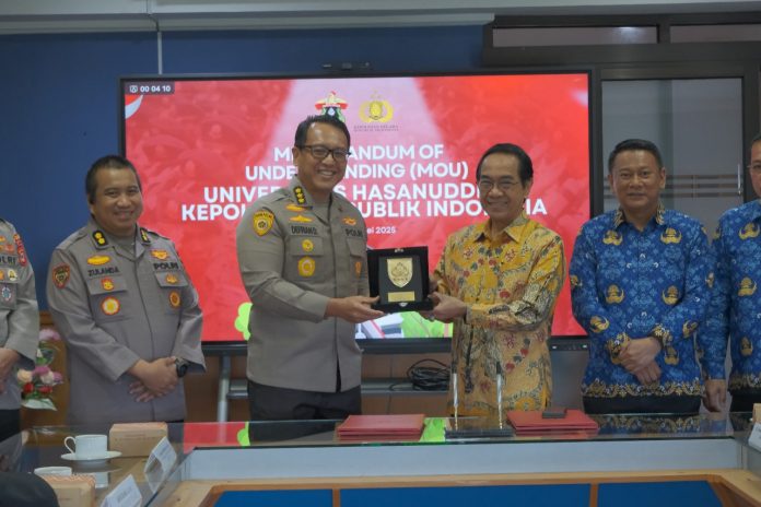 IMG-20250521-WA0147 FOTO: Kiri Kepala Bagian Jakdiklat Biro Pengkajian dan Strategi (Rojianstra) Staf Sumber Daya Manusia (SSDM) Polri, Kombes Pol. Defrian Donimando, S.I.K., M.H. Usai pelaksanaan MoU dengan Rektor Unhas Prof. Dr. Ir. Jamaluddin Jompa, M.Sc., di Ruang Rapat Rektor, Lantai 8 Gedung Rektorat, Kampus Unhas Tamalanrea, Makassar, Selasa (20/05).