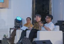 Kompetisi Gagasan Inovatif 2025, Rektor JJ: Gagasan Anak Muda adalah Masa Depan FOTO: Paling kanan Jovial Da Lopez, Chief Creative Officer Narasi, Rod Brazier, Duta Besar Australia untuk Indonesia (Tengah) dan Prof. Dr. Ir. Jamaluddin Jompa, M.Sc, Rektor Universitas Hasanuddin dalam kegiatan pelaksanaan kompetisi gagasan sosial Inovatif 2025 yang mengangkat tema "Memberdayakan Pendidikan di Era Digital" di Aula Prof. Dr. Amiruddin, Fakultas Kedokteran Unhas, Kampus Tamalanrea, Makassar. Kamis (22/5)