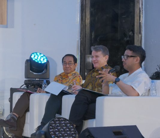 Kompetisi Gagasan Inovatif 2025, Rektor JJ: Gagasan Anak Muda adalah Masa Depan FOTO: Paling kanan Jovial Da Lopez, Chief Creative Officer Narasi, Rod Brazier, Duta Besar Australia untuk Indonesia (Tengah) dan Prof. Dr. Ir. Jamaluddin Jompa, M.Sc, Rektor Universitas Hasanuddin dalam kegiatan pelaksanaan kompetisi gagasan sosial Inovatif 2025 yang mengangkat tema "Memberdayakan Pendidikan di Era Digital" di Aula Prof. Dr. Amiruddin, Fakultas Kedokteran Unhas, Kampus Tamalanrea, Makassar. Kamis (22/5)