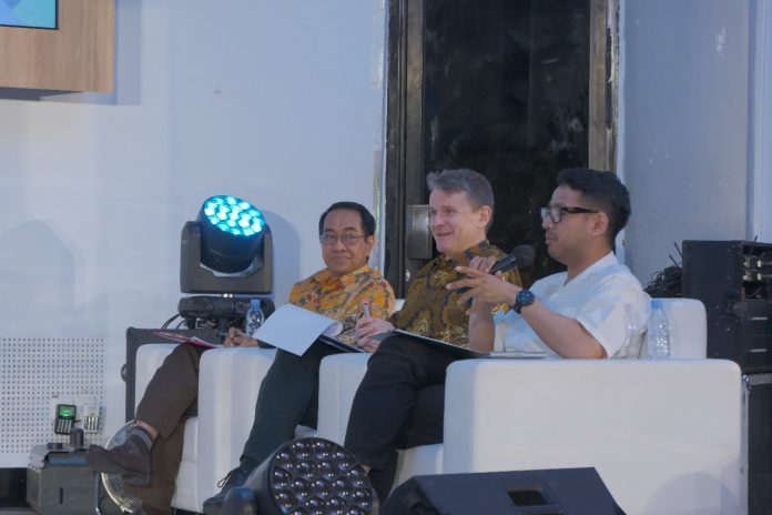 IMG-20250522-WA0256 FOTO: Paling kanan Jovial Da Lopez, Chief Creative Officer Narasi, Rod Brazier, Duta Besar Australia untuk Indonesia (Tengah) dan Prof. Dr. Ir. Jamaluddin Jompa, M.Sc, Rektor Universitas Hasanuddin dalam kegiatan pelaksanaan kompetisi gagasan sosial Inovatif 2025 yang mengangkat tema