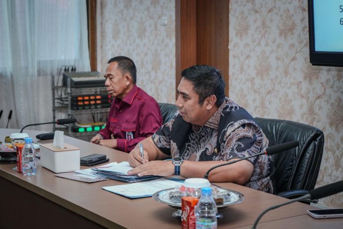 IMG-20250523-WA0052 FOTO: Bupati H.A.S. Chaidir Syam, S.IP., M.H., membahas pelaksanaan Kuliah Kerja Nyata (KKN) Kebangsaan XIII, Kamis petang 22 Mei 2025 di Kantor Bupati Kabupaten Maros.