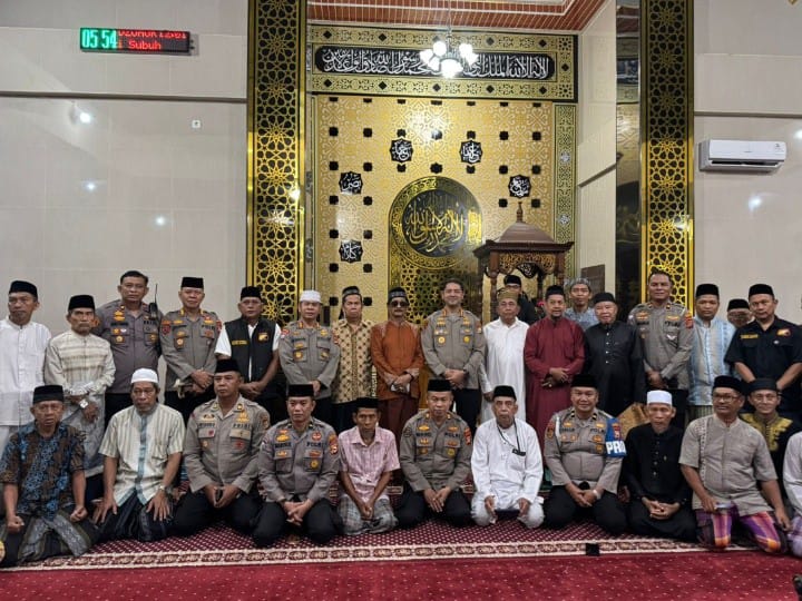 FOTO: Kapolrestabes Makassar Kombes Pol Arya Perdana, SH, SIK, M.Si bersama jamaah Mesjid Al Hidayah RW 05 Kelurahan Manggala dalam rangka 'Safari Subuh Polrestabes', Jumat (23/5).
