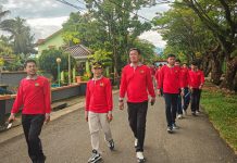 Rutan Barru Sehat, Pegawai Rutan Barru Gelar Jalan Santai FOTO: Ka Rutan dan pegawai Rumah Tahanan Negara Kelas IIB Barru dalam kegiatan jalan santai yang digelar pada Sabtu (24/5).