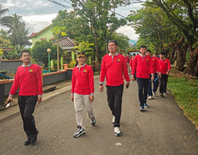 IMG-20250524-WA0245 FOTO: Ka Rutan dan pegawai Rumah Tahanan Negara Kelas IIB Barru dalam kegiatan jalan santai yang digelar pada Sabtu (24/5).