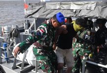 Efektif, Tim Fleet One Quick Response TNI AL Berhasil Gagal Narkotika Bernilai Triliunan Rupiah FOTO: Tim Gabungan First Fleet Quick Response (F1QR) TNI AL saat mengamankan sala satu pelaku Penyelundupan narkotika. (Properti Penerangan TNI AL)