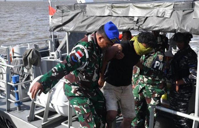 IMG-20250526-WA0169 FOTO: Tim Gabungan First Fleet Quick Response (F1QR) TNI AL saat mengamankan sala satu pelaku Penyelundupan narkotika. (Properti Penerangan TNI AL)