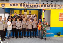 Pos Kamling Akan Diaktifkan Kembali, Mendagri Terbitkan SE ke Kepala Daerah FOTO: Tim penilai Poskamling dari Mapolda Sulsel dan Polrestabes Makassar di poskamling komplek CV Dewi. Senin (26/5/2025).