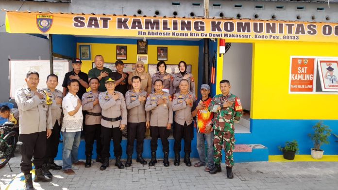 IMG-20250526-WA0207 FOTO: Tim penilai Poskamling dari Mapolda Sulsel dan Polrestabes Makassar di poskamling komplek CV Dewi. Senin (26/5/2025).