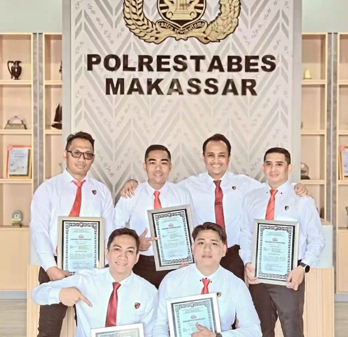 IMG-20250526-WA0355 FOTO: Para anggota personil Polrestabes Makassar yang menerima penghargaan dari Kapolrestabes Makassar dalam pengungkapan sindikat jaringan narkotika internasional. (Istimewa)