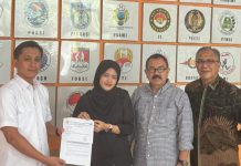 Protes Ismail, Yugo Cs Resmi Layangkan Keberatan ke KONI Sulsel FOTO: Dari kanan Yusuf Gunco, Mochtar Djuma dan Prawidi Wisanggeni saat mendatangi sekretariat Komite Olahraga Nasional Indonesia, Sulawesi Selatan di Jl Sultan Hasanuddin (Sulsel), Kota Makassar pada Senin (26/5) kemarin.