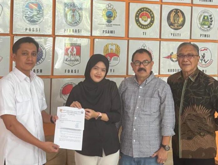 IMG-20250527-WA0250 FOTO: Dari kanan Yusuf Gunco, Mochtar Djuma dan Prawidi Wisanggeni saat mendatangi sekretariat Komite Olahraga Nasional Indonesia, Sulawesi Selatan di Jl Sultan Hasanuddin (Sulsel), Kota Makassar pada Senin (26/5) kemarin.