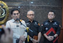 Dilaporkan Pihak Kementerian PKP Kejati Sulsel Bakal Garap Kasus Dugaan Korupsi di Balai Penyediaan Perumahan Sulawesi III FOTO: Heri Jerman Inspektur Jenderal Kementerian Perumahan dan Kawasan Permukiman (PKP) memberikan keterangan persnya di kantor Kejaksaan Tinggi Sulawesi Selatan. (Humas Kejati Sulsel)