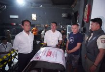 Satgas Pengawasan Perizinan Pemkot Makassar Segel 2 Cafe, 12 Dilakukan Pembinaan FOTO: Ketua tim Satgas pengawasan perizinan pemkot makassar Helmy Budiman dan Camat Biringkanaya Juliaman saat melakukan razia disalah satu cafe di Kawasan Kima Square, Daya, Kecamatan Biringkanaya. Rabu malam (28/5). (Properti DPMPTSP Makassar)