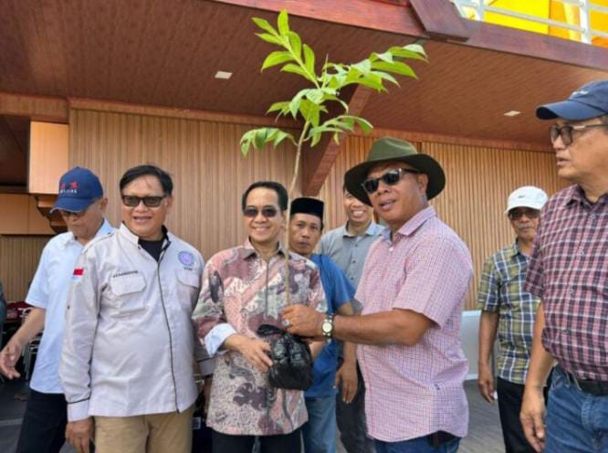 IMG-20250529-WA0323 FOTO: Bupati Bulukumba saat menerima kedatangan Rektor Universitas Hasanuddin Prof. Dr. Jamaluddin Jompa, M.Sc., bersama jajaran Majelis Wali Amanat (MWA) dan Senat Akademik Unhas di Amaly Farm di Mannanti, Kabupaten Sinjai. Kamis (29/5/2025). (Istimewa)
