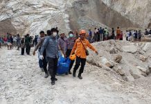 Longsor Tambang Galian C Gunung di Cirebon, 10 Orang Pekerja Dilaporkan Tewas FOTO: Tim penyelamat saat mengevakuasi jasad pekerja tambang di Gunung Kuda, Desa Cipanas, Kecamatan Dukupuntang, Cirebon, Jawa Barat pada Jumat (30/5). Peristiwa yang terjadi pukul 10.00 WIB ini menyebabkan 10 orang pekerja tambang dilaporkan meninggal dunia. (Properti BNPB)