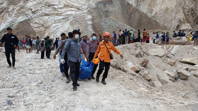 FOTO: Tim penyelamat saat mengevakuasi jasad pekerja tambang di Gunung Kuda, Desa Cipanas, Kecamatan Dukupuntang, Cirebon, Jawa Barat pada Jumat (30/5). Peristiwa yang terjadi pukul 10.00 WIB ini menyebabkan 10 orang pekerja tambang dilaporkan meninggal dunia. (Properti BNPB)
