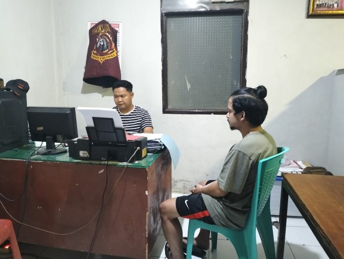 IMG20250504221238 Lelaki RP (24) saat diambil keterangannya oleh Penyidik Unit Reskrim Polsek Pallangga, minggu (4/5)