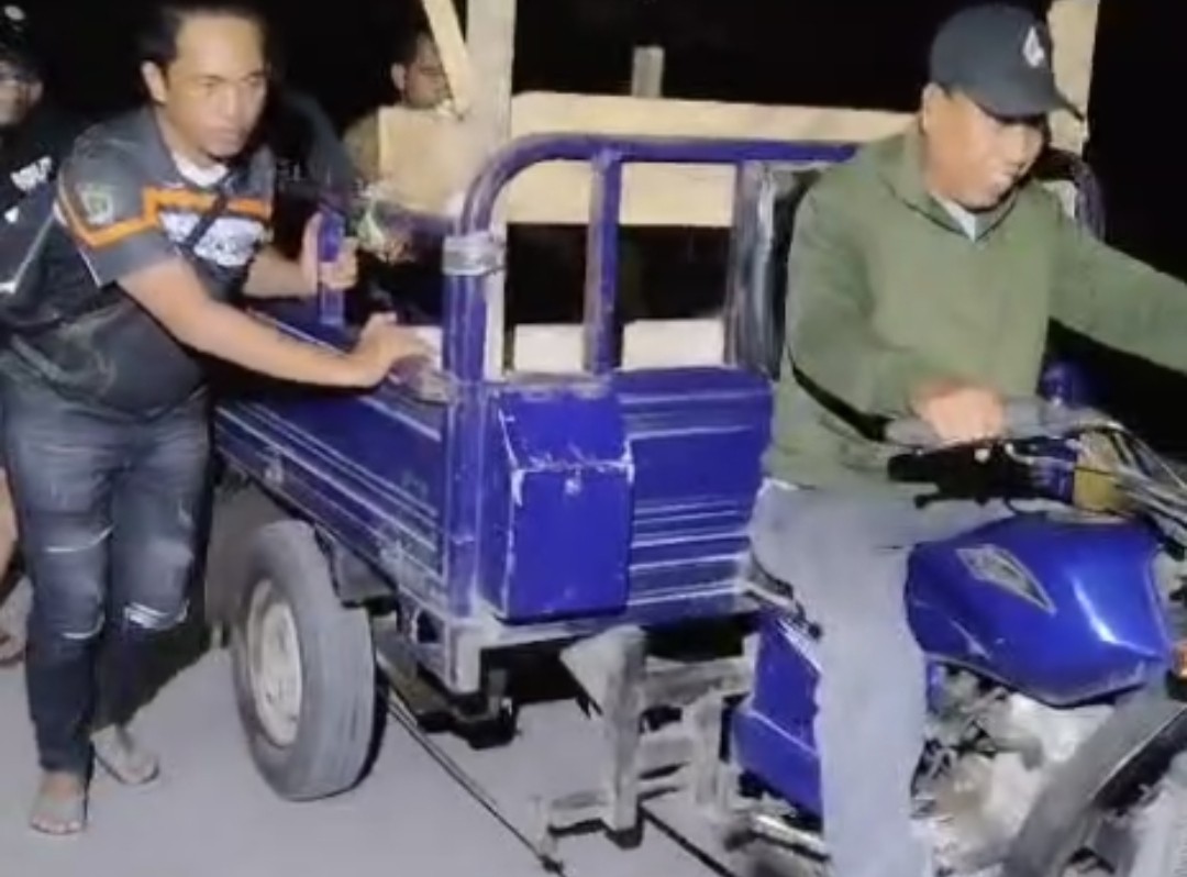 Kanit Reskrim Polsek Pallangga IPDA Syamsuar SH bersama Tim Black Horse Unit Reskrim Polsek Pallangga saat membantu Dg Nassa (57) mendorong motor roda tiga miliknya yang mogok di jalan. Kamis 8/5