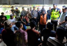 Kolaborasi Antara Kapolres dan Bupati Gowa Tertibkan Kendaraan Truk di Jalan Poros Pattallassang Bupati Gowa Dr. Hj. St. Husniah Talenrang, S.E., M.M., didampingi oleh Kapolres Gowa AKBP Muh. Aldy Sulaiman, S.I.K.,M.Si saat memberi himbauan kepada para pengendara mobil truk yang terjaring operasi cipta kondisi di jalan poros Pattallassang, Kecamatan Pattallassang Kabupaten Gowa. Selasa (13/5)