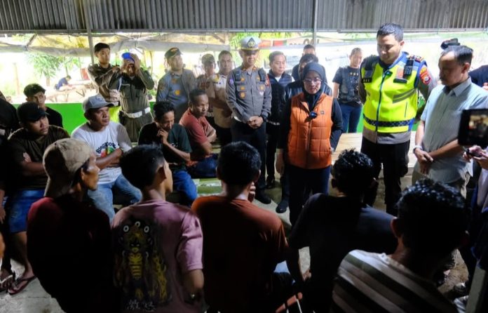 IMG_20250514_113651 Bupati Gowa Dr. Hj. St. Husniah Talenrang, S.E., M.M., didampingi oleh Kapolres Gowa AKBP Muh. Aldy Sulaiman, S.I.K.,M.Si saat memberi himbauan kepada para pengendara mobil truk yang terjaring operasi cipta kondisi di jalan poros Pattallassang, Kecamatan Pattallassang Kabupaten Gowa. Selasa (13/5)
