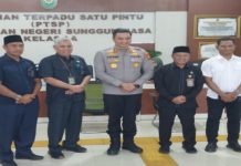 Kapolres Gowa Didampingi Kasat Intelkam Polres Gowa Kunjungan Kerja Ke Pengadilan Negeri Sungguminasa Kapolres Gowa AKBP Muh. Aldy Sulaiman, S.I.K.,M.Si dan Ketua Pengadilan Negeri Sungguminasa Dr. Hasanuddin, SH.,MH, lakukan sesi foto bersama di Kantor Pengadilan Negeri Sungguminasa. Rabu (14/5)