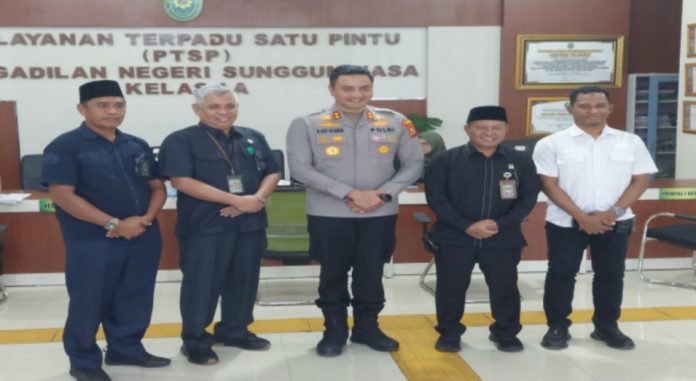 IMG_20250514_172506 Kapolres Gowa AKBP Muh. Aldy Sulaiman, S.I.K.,M.Si dan Ketua Pengadilan Negeri Sungguminasa Dr. Hasanuddin, SH.,MH, lakukan sesi foto bersama di Kantor Pengadilan Negeri Sungguminasa. Rabu (14/5)
