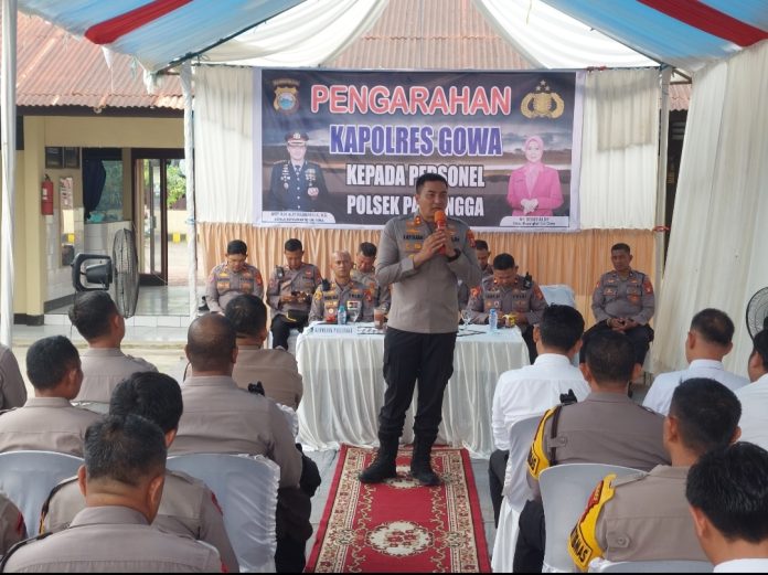 IMG_20250527_181807 Kapolres Gowa AKBP Muh. Aldy Sulaiman, S.I.K.,M.Si, saat memberi arahan di hadapan personel Polsek Pallangga dalam rangka kunjungan kerja. Selasa (27/5)
