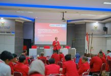 Peserta UTBK-SNBT 2025 Sebanyak 48.207, Unhas Terima 6.188 Calon Mahasiswa Baru FOTO: Jajaran pimpinan yang terdiri atas unsur Rektorat, Majelis Wali Amanat (MWA), dan Senat Akademik mengunjungi sejumlah ruang ujian yang tersebar di beberapa titik lokasi dalam lingkungan kampus Unhas Tamalanrea. Kunjungan dimulai pukul 08.00 hingga 10.00 WITA, Rabu (23/4/2025). ( Foto : Humas Unhas)