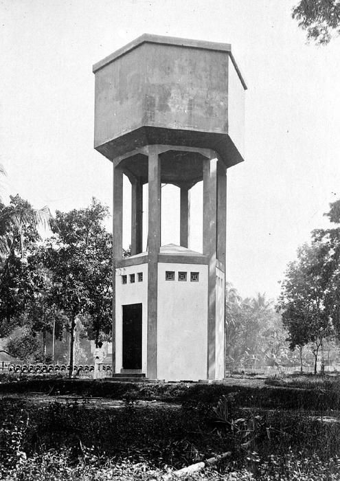 medium-size-6-8e25a5106826b55abcd438834f43d12a FOTO: Water toren atau menara air ini masih berdiri sebagai landmark di kawasan Kantor PDAM Makassar, Jalan Sam Ratulangi. (Istimewa)