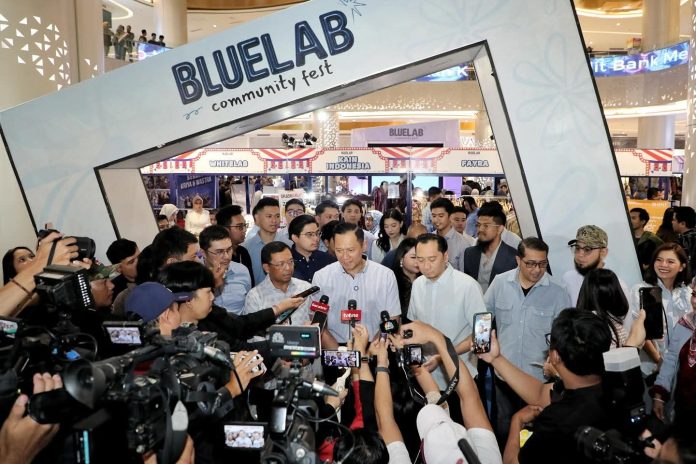 FOTO: Menteri Koordinator Infrastruktur dan Pembangunan Wilayah Indonesia, Agus Harimurti Yudhoyono saat memberikan keterangan persnya usai menghadiri pameran UMKM di Trans Studio Mall, Cibubur, Jakarta Timur. Sabtu (32/5)