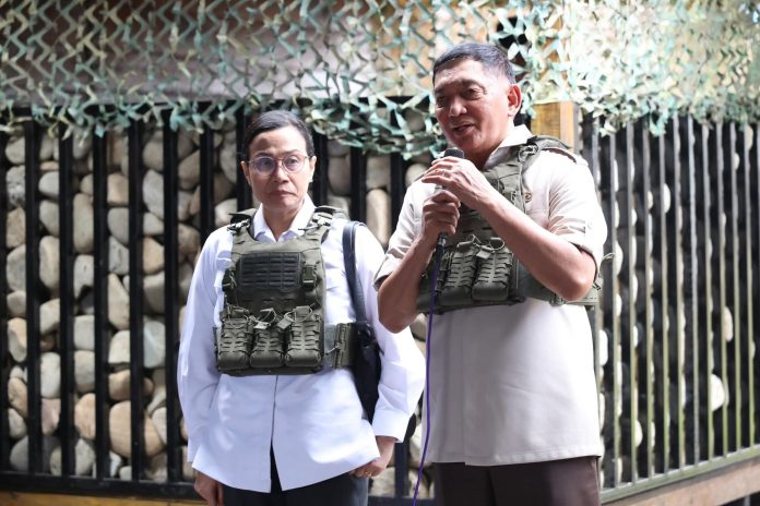 FOTO: Menteri Pertahanan (Menhan) Sjafrie Sjamsoeddin dan Menteri Keuangan (Menkeu) Sri Mulyani Indrawati mengunjungi wilayah yang masuk 