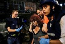 Serangan Balasan Iran, 9 Warga Haifah di Israel Dikabarkan Tewas FOTO: Tim penyelamat saat berada di Bat Yam untuk membantu warga yang terluka akibat serang balasan Iran ke Israel. (foto: Sinai Koren)