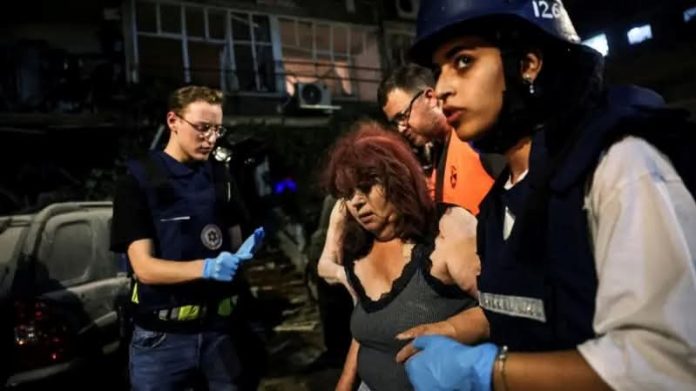 FB_IMG_1749993114201 FOTO: Tim penyelamat saat berada di Bat Yam untuk membantu warga yang terluka akibat serang balasan Iran ke Israel. (foto: Sinai Koren)