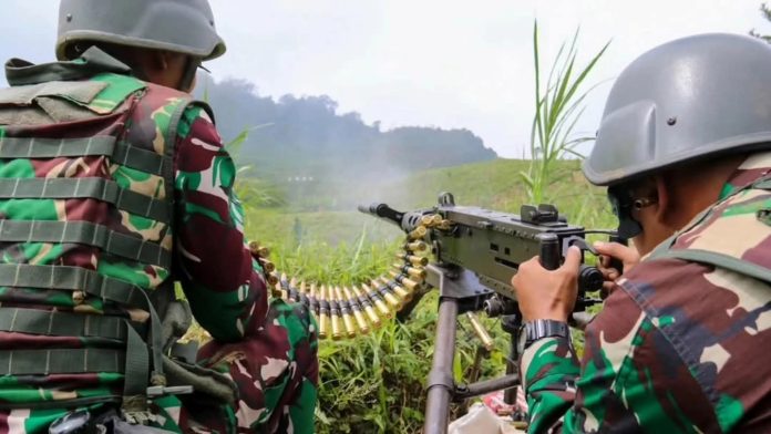 FB_IMG_1750134642352 FOTO: Prajurit Yonif 303/Setia Sampai Mati (SSM) Kostrad melaksanakan latihan menembak dengan berbagai jenis senjata, Jumat (13/06/2025) lalu.