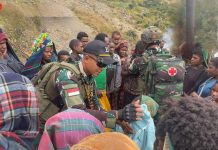 TNI Peduli Kasih, Satgas Yonif 112/DJ Laksanakan Bakti Sosial di Puncak Jaya FOTO: Pos Nume Satgas Yonif 112/DJ melaksanakan kegiatan Bakti Sosial (Baksos) bantuan bahan Makanan, Pakaian Layak Pakai dan Layanan kesehatan gratis di Kampung Jigonikme Distrik Nume Kab.Puncak Jaya Provinsi Papua Tengah (Minggu, 15/6/2025). (Properti Puspen TNI)