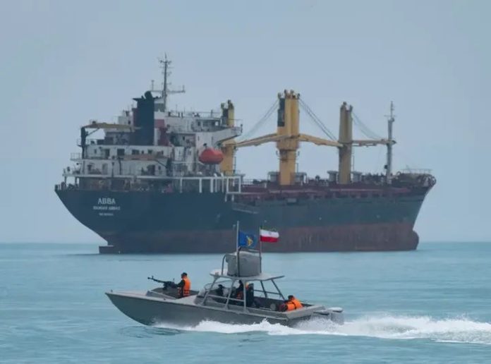 FB_IMG_1750412247744 FOTO: Salah satu kapal tangker pengangkut saat melintas Selat Hormuz yang berada diantara Iran dan Oman. (Properti via BBC)
