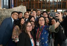 Bertemu 18 Profesional Staf AIIB di Beijing, Menkeu Sri: Hebat dan Terus Semangat FOTO: Menteri Keuangan (Menkeu) Sri Mulyani Indrawati usai menghadiri pertemuan bilateral bersama Presiden Asian Infrastructure Investment Bank (AIIB) di Beijing, Rabu 25 Juni 2025. (Properti via Facebook Sri Mulyani)