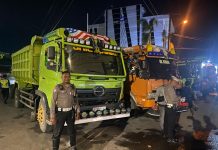 Tim Terpadu Polres dan Pemda Gowa Amankan 10 Truk Pengangkut Hasil Tambang Galian C Kanit Turjawali Sat Lantas Polres Gowa IPDA Usman, berdiri didepan salah satu dari sepuluh truk yang terjaring dalam operasi cipta kondisi yang digelar di jalan HOS Cokroaminoto pada Sabtu malam (31/5)