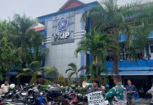 Witu Mahasiswa Unismuh Gelar Aksi Solo, Suarakan Kasus KS di Lingkungan Kampus FOTO: Witu selaku mahasiswa Unismuh Makassar melakukan aksi solo di depan gedung FKIP Unismuh Makassar Selasa, (03/06/2025).